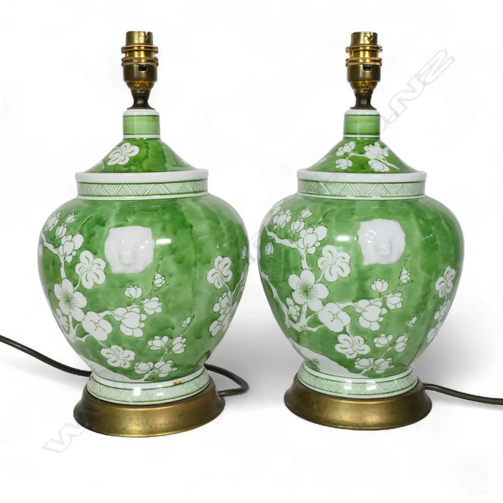 A pair of table lamps and shades, Image 1++